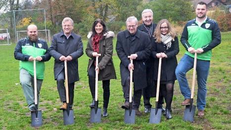 Beim Spatenstich von links: Andreas Scherbel (1. FC Stockheim), Bürgermeister Rainer Detsch, Susanne Faller (Regionalmanagement), Michael Hofmann (AELF Münchberg), Klaus-Jürgen Scherr (Sparkasse Kulmbach-Kronach), Daniela Krüger (Sparkassenstiftung Ludwigsstadt und Kronach), Michael Hanke (1. FC)  Foto: K.- H. Hofmann