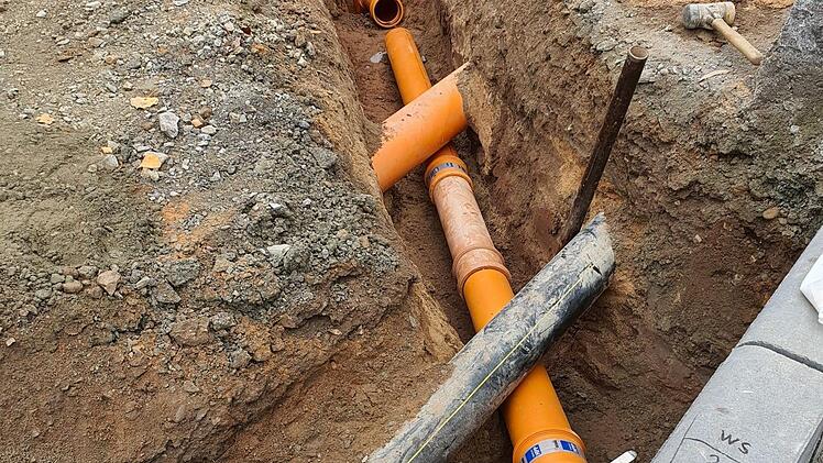 Ein Hausanschluss wird erneuert. In der Sander Straße erhielten alle Anwesen neue Anschlüsse, auch die Wasserschieber wurden erneuert. Für die Anlieger bedeutete das im vergangenen Jahr viele Um- und weite Wege.