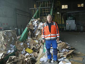 Matthias Weigand arbeitet seit 26 Jahren für die Firma Panzer & Kraus GmbH & Co KG im Entsorgungswesen. Fotos: Corinna Tüvbel