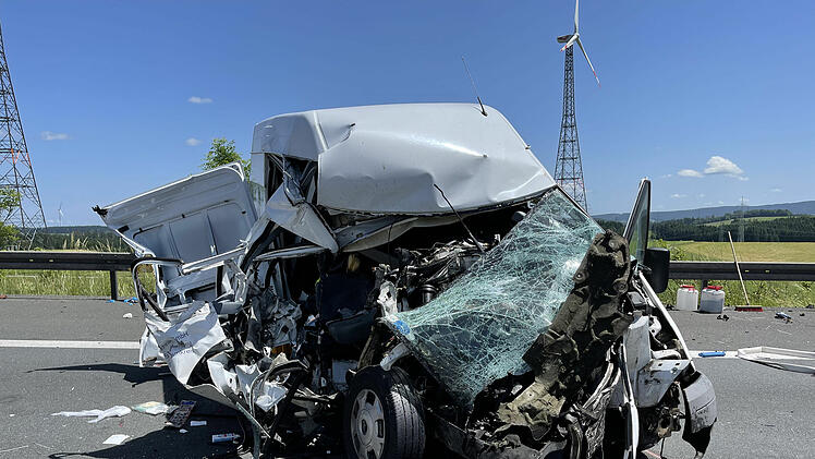 Transporter und Lastwagen kollidieren: Zwei Personen schwerst verletzt