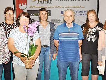Die neue Vorsitzende Ruth Mohrand (mit Blumen) und ihre Mannschaft (von links): Dietmar Laude, Georg Marr, Sabine Bräuer, Doris Oetter, Birgit Hopfenmüller, Heribert Schmidt, Heidi Stehl, Anna Deerberg, Karin Tschauner und Petra Trapper