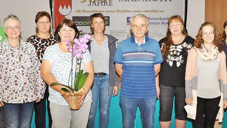 Die neue Vorsitzende Ruth Mohrand (mit Blumen) und ihre Mannschaft (von links): Dietmar Laude, Georg Marr, Sabine Bräuer, Doris Oetter, Birgit Hopfenmüller, Heribert Schmidt, Heidi Stehl, Anna Deerberg, Karin Tschauner und Petra Trapper