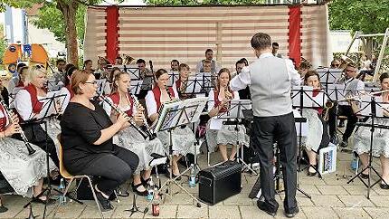 Das Blasorchester Küps sorgt für Stimmung.