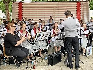 Das Blasorchester Küps sorgt für Stimmung.