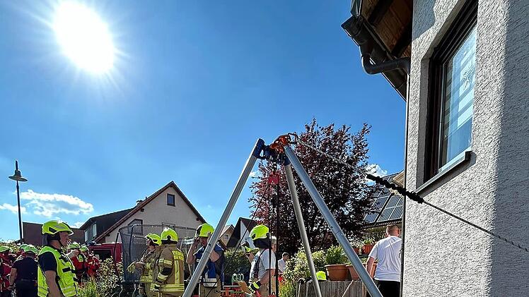 Weisendorf: Frau stürzt in drei Meter Schacht - Höhenrettung vor Ort