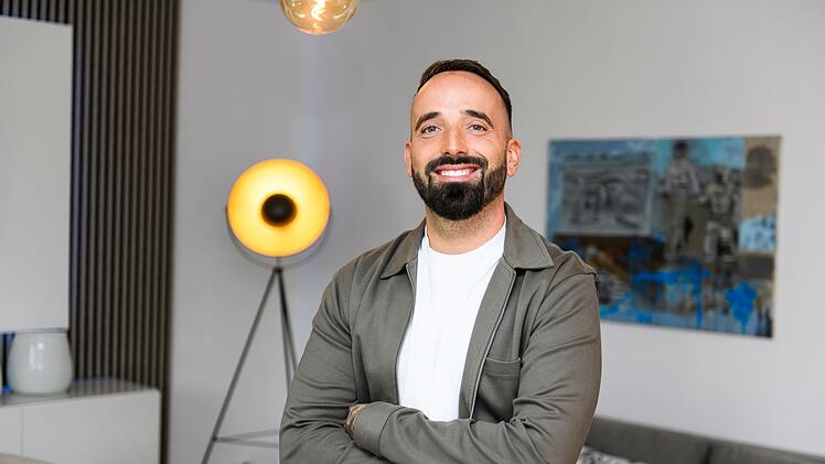 Robert Memmler ist seit dem Kauf seiner ersten Immobilie im Jahr 2008 mit Begeisterung im Immobiliengeschäft unterwegs. Sein Gespür für Chancen und sein umfangreiches Know-how machen ihn zum idealen Begleiter für alle, die ihre ersten Schritte in der Branche machen wollen.