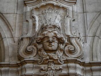 Justitia mit verbundenen Augen