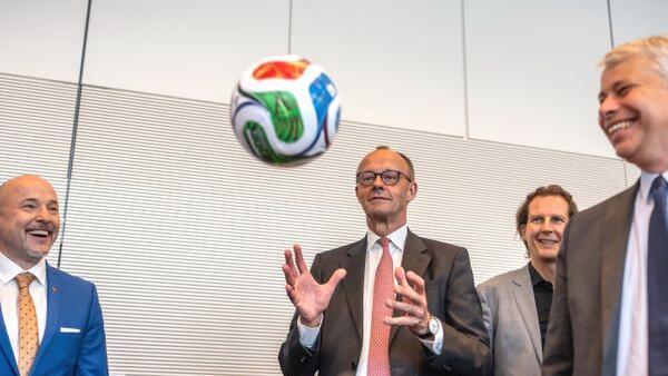 Bundeskanzler Merz erwartet klaren Sieg bei WM-Auftakt