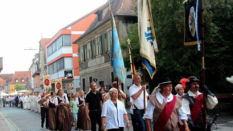 Die Prozession mit vielen Fahnen. Foto: Blum