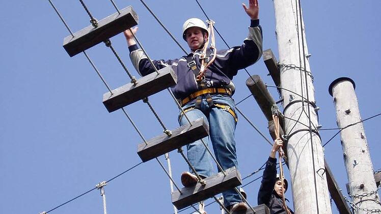 Ein Teilnehmer im Selbstsicherungsbereich des Hochseilgartens Volkersberg