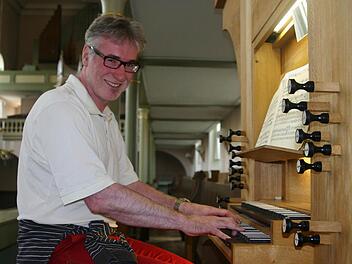 Viele Stunden hat Kantor Carl Friedrich Meyer in den vergangenen Jahren an der Orgel der Kitzinger Stadtkirche verbracht. Im Januar wechselt er nach Ansbach. Foto: Waltraud Ludwig
