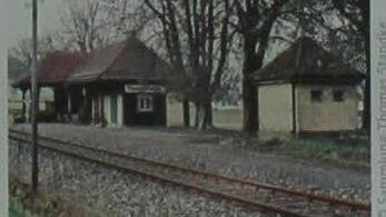 Vom Bahnhof in Memmelsdorf, wie er in den 1980er jahren aussah, blieb nur das Toilettenhäuschen (rechts) bestehen. Günther Geiling