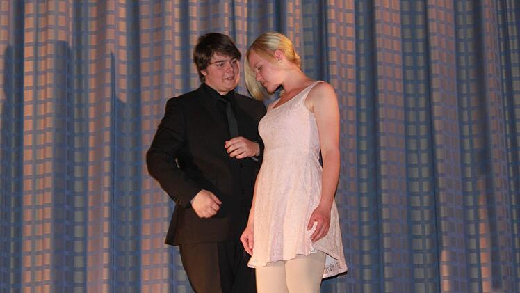 "mein schönes Fräulein, darf ich's wagen,..." Faust (Martin Kaspar) macht Gretchen (Luisa Hink ) den Hof