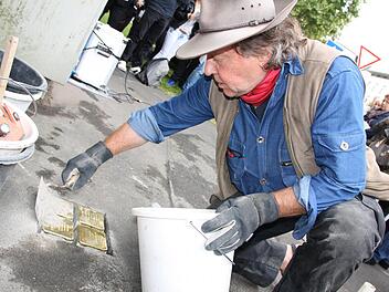 In der Hemmerichstraße hat der Kölner Künstler Gunter Demnig die Stolpersteine Nummer 57 bis 61 in Bad Kissingen verlegt. Insgesamt gibt es damit im Landkreis 74 der kleinen Bronzetafeln. Foto: Ralf Ruppert