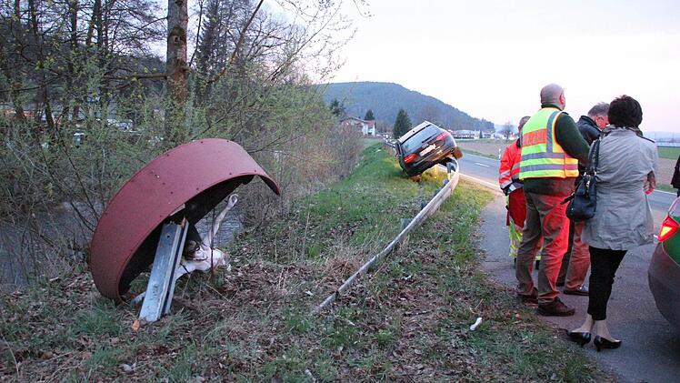 Durch den Anprall an das Wegekreuz wurde der Unfallwagen weg vom Haßlachfluss und auf die Leitplanke gelenkt.  Foto: Friedwald Schedel