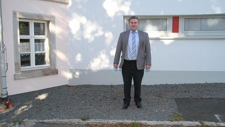 Hinter dem Kindergarten soll im Zuge der Straßensanierung ein richtiger Gehweg entstehen.