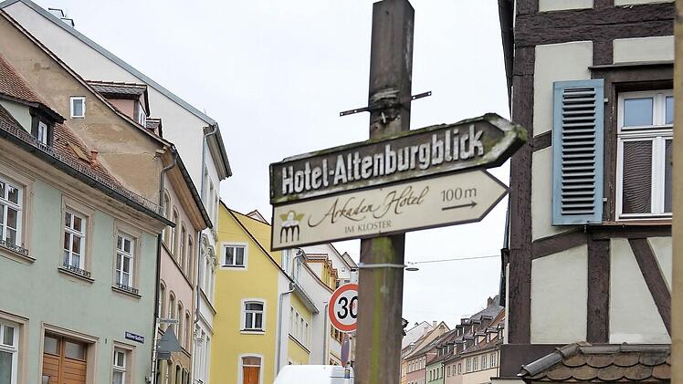 Man sieht, dass über den inzwischen zwei Hotelwegweisern etwas fehlt.  Foto: Ronald Rinklef