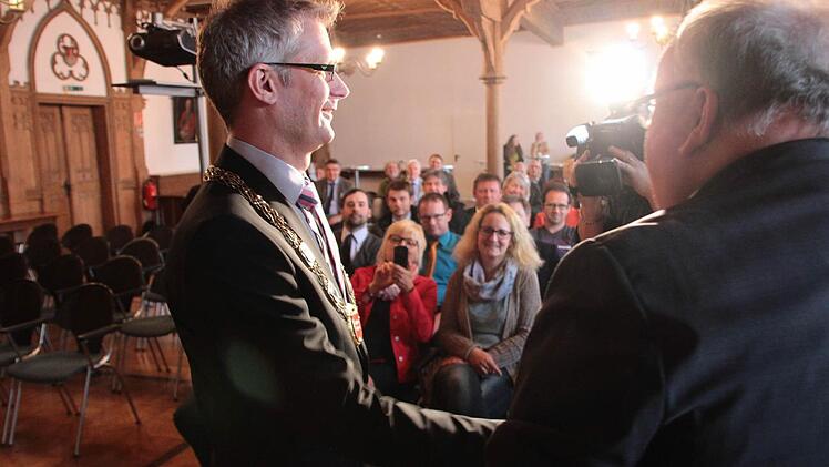 Uwe Kirschstein hat die Amtskette von Bürgermeister Franz Streit entgegengenommen.