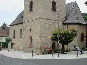 Mit dem sanierten Kirch- und Schulplatz  ging für den Stadtteil Feuerthal ein lang ersehnter Wunsch in Erfüllung. Winfried Ehling