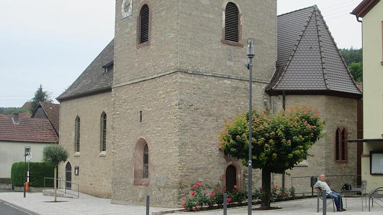 Mit dem sanierten Kirch- und Schulplatz  ging für den Stadtteil Feuerthal ein lang ersehnter Wunsch in Erfüllung. Winfried Ehling