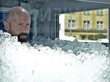 Der Österreicher Josef Köberl steht in einer Box voller Eiswürfel. Ich stünde lieber bis zum Hals im Kloß. Foto: Herbert Neubauer/APA/dpa