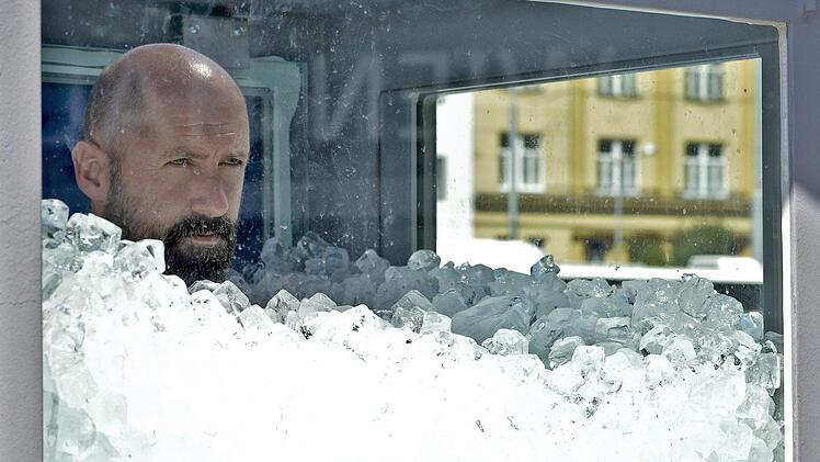 Der Österreicher Josef Köberl steht in einer Box voller Eiswürfel. Ich stünde lieber bis zum Hals im Kloß. Foto: Herbert Neubauer/APA/dpa