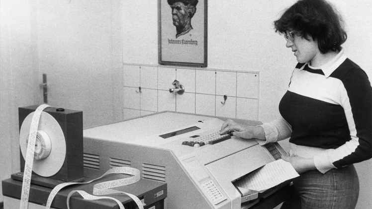 Karola Maedler-Pietzsch an der Lesemaschine. Foto: privat