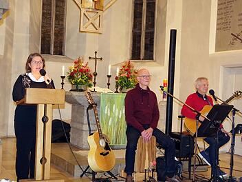 Das Duo "Hearts of Gold" Gerhard Müller und Hans-Joachim Schäfer (rechts) begeisterte bei der Konzert-Andacht in der Christuskirche. Mit im Bild ist Diakonin Annette Teille (links). Heike Schülein