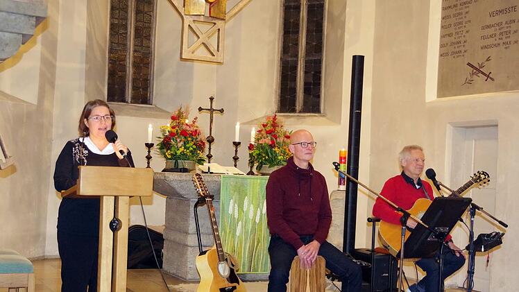 Das Duo "Hearts of Gold" Gerhard Müller und Hans-Joachim Schäfer (rechts) begeisterte bei der Konzert-Andacht in der Christuskirche. Mit im Bild ist Diakonin Annette Teille (links). Heike Schülein