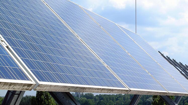 Mit solchen oder ähnlichen Modulen werden Photovoltaikanlagen aufgebaut. Nördlich der B 303 zwischen Tambach und Neundorf und südöstlich des Tambacher Golfplatzes kann nach mehreren Beschlüssen eine solche Freiflächenanlage gebaut werden.  Foto: Archiv