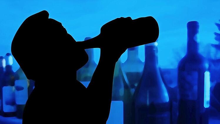 Der Alkohol begleitet ihn sein halbes Leben lang, und wenn er gesoffen hat, wird der Mann gewalttätig: Deswegen zog das Landgericht Bayreuth gestern einen Schlussstrich.  Symbolbild: pixabay/geralt