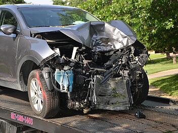 Ein Autofahrer fuhr in Würzburg frontal gegen eine Hauswand.
