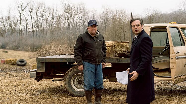 Farmer Wilbur Tennant (Bill Camp, links) zeigt dem zun&auml;chst skeptischen Anwalt Rob Bilott (Mark Ruffalo), welche Auswirkungen die giftigen Abw&auml;sser auf seine Tiere haben.