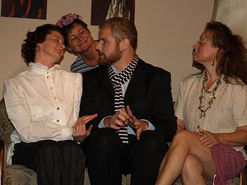 Wer wickelt hier wen um den Finger? Die resoluten Damen Gerda (Ulrike Breuter), Hedwig (Monika Rettke) und Irmgard (Gudrun Schaller) umgarnen ihren hohen Besuch, Graf Ferdinand (Tobias Köpplinger) - und er sie.  Foto: Stefan Geiger