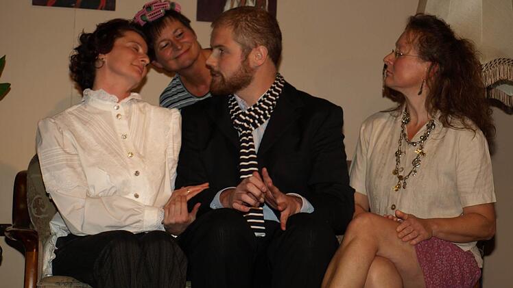 Wer wickelt hier wen um den Finger? Die resoluten Damen Gerda (Ulrike Breuter), Hedwig (Monika Rettke) und Irmgard (Gudrun Schaller) umgarnen ihren hohen Besuch, Graf Ferdinand (Tobias Köpplinger) - und er sie.  Foto: Stefan Geiger