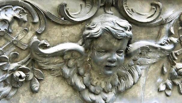 Sieht aus wie Sandstein, war aber ursprünglich gegossener Stahlbeton. "Solche Sachen gab es aus dem Katalog", sagt Detlef Beil.