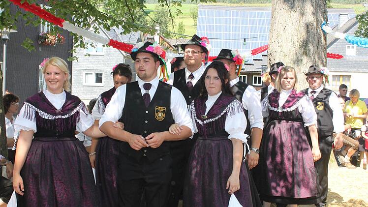 Altbursch Pascal Zwosta, zog zusammen mit dem alten Mädchen Karin Neubauer und dem jungen Mädchen Sarah Jakob durch das Dorf. Foto: Veronika Schadeck