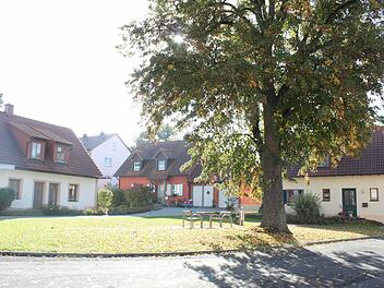 Ein schöner Platz in der herbstlichen Morgensonne: Die drei anstelle eines alten Bauernhofes entstandenen Häuser ergeben ein gelungenes Ensemble und bieten den Bewohnern dennoch Individualität und vor Einsicht geschützte Gärten. Foto: Ramona Popp