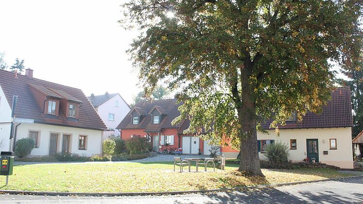 Ein schöner Platz in der herbstlichen Morgensonne: Die drei anstelle eines alten Bauernhofes entstandenen Häuser ergeben ein gelungenes Ensemble und bieten den Bewohnern dennoch Individualität und vor Einsicht geschützte Gärten. Foto: Ramona Popp
