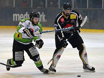 Anders als im Hinspiel hatten Daniel Tratz (links) und Co. leichtes Spiel mit den Germeringern um Mathias Jeske. Foto: Picturedreams