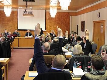 Bei den Abstimmungen am Freitag im Kreistag Erlangen-Höchstadt wurde genau gezählt.  Foto: Andreas Dorsch