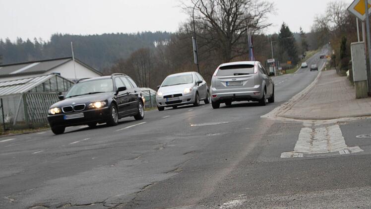 Die Straße am Hammelburger Berg in Bad Brückenau müsste dringend saniert werden. Foto: Ulrike Müller