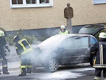 Schnell gelöscht war der Brand im Motorraum eines Autos, das mitten in Reichenbach in Flammen aufgegangen war.  Foto: Arnold Nöth