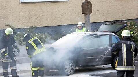 Schnell gelöscht war der Brand im Motorraum eines Autos, das mitten in Reichenbach in Flammen aufgegangen war.  Foto: Arnold Nöth