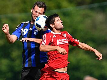 Andi Mönius (li.) trug sich gegen Viktoria Kahl zum ersten Mal im Jahn-Trikot, dafür gleich doppelt, in die Torschützenliste ein.  Foto: Sportfoto Zink