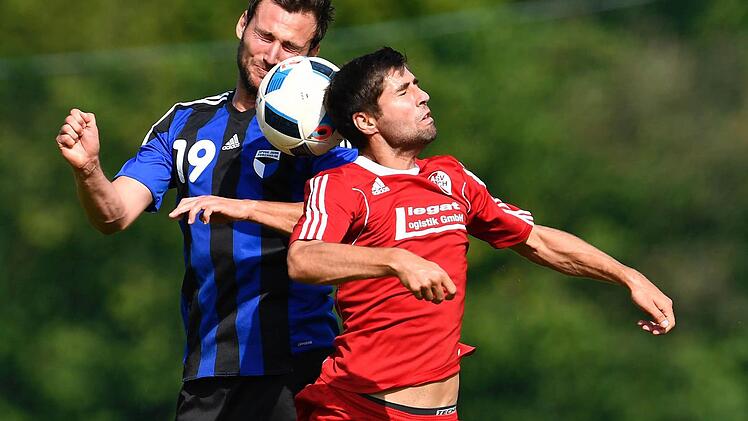Andi Mönius (li.) trug sich gegen Viktoria Kahl zum ersten Mal im Jahn-Trikot, dafür gleich doppelt, in die Torschützenliste ein.  Foto: Sportfoto Zink