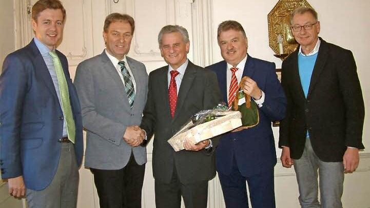 Mit vielen Dankesworten und Geschenken wurde Oswald Marr (Dritter von links) als Vorsitzender des Naturparks Frankenwald bei der Mitgliederversammlung in Mitwitz verabschiedet. Mit im Bild (von links) stellvertretender Vorsitzender Oliver Bär, der neue Vorsitzende Klaus Löffler, stellvertretender Vorsitzender Klaus Peter Söllner und Geschäftsführer Dietrich Förster.  Foto: Hans Franz
