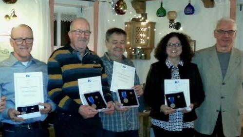 (von rechts) Verkehrswacht-Vorsitzender Karlheinz Franz würdigten die Leistungen von Ruth Schubert, Winfried Wahler, Rudi Diller, und Michael Schaupp Foto: Verena Schubert
