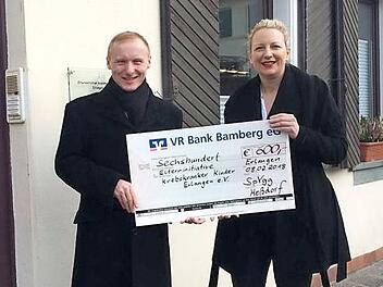 Stefan Marxer von der SpVgg He&szlig;dorf &uuml;bergab den symbolischen Scheck an Christine Habermann. Foto: Benedikt Hofmann