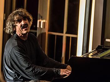 Bei seinem Coburg-Debüt begeisterte Thomas Scheytt mit Blues- und Boogie-Woogie-Klassikern, aber auch mit eigenen Stücken.Foto: Jochen Berger